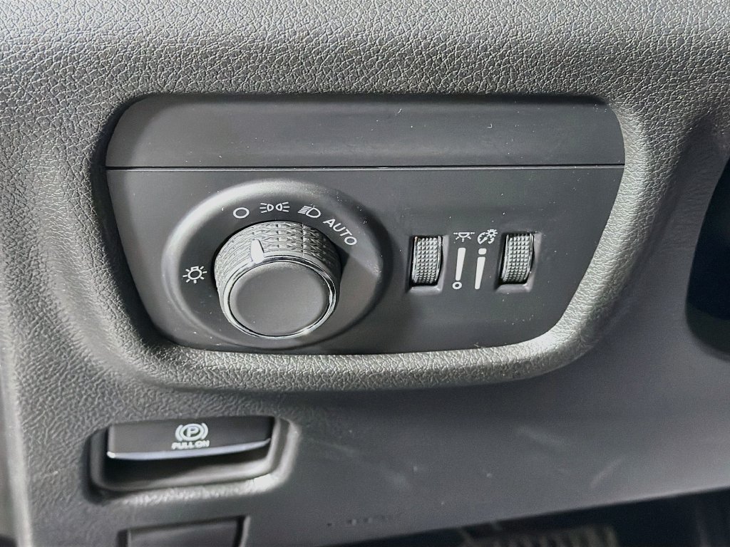 Used 2023 Jeep Grand Cherokee L Altitude AWD/4WD image 10