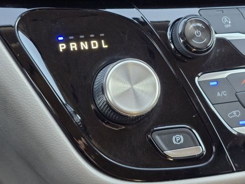 Used 2018 Chrysler Pacifica Touring-L FWD image 12
