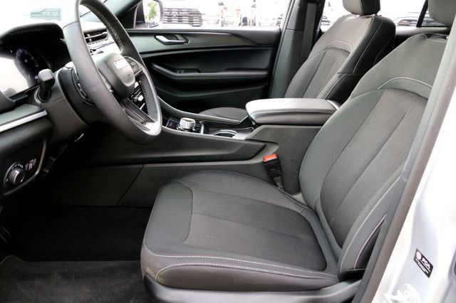Used 2025 Jeep Grand Cherokee Laredo X w/ Luxury Tech Group I AWD/4WD image 10