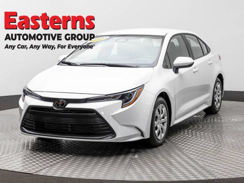 Used 2025 Toyota Corolla LE FWD image 1