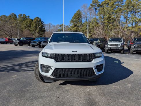 Used 2025 Jeep Grand Cherokee Altitude image 2