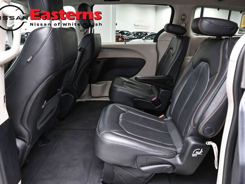 Used 2020 Chrysler Pacifica Touring-L FWD image 22