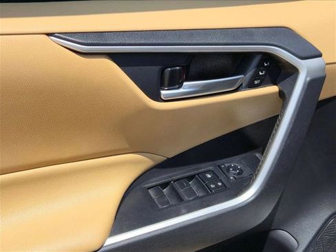Used 2020 Toyota RAV4 XLE Premium FWD image 21
