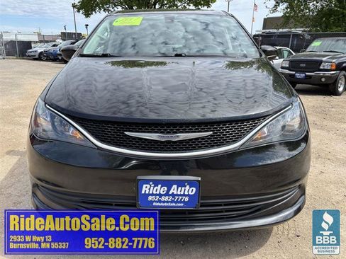 Used 2017 Chrysler Pacifica Touring w/ Tire & Wheel Group FWD image 2