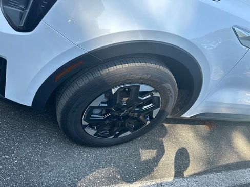 Used 2025 Kia Sorento S image 4