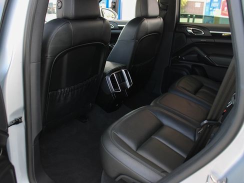 Used 2016 Porsche Cayenne AWD/4WD image 16