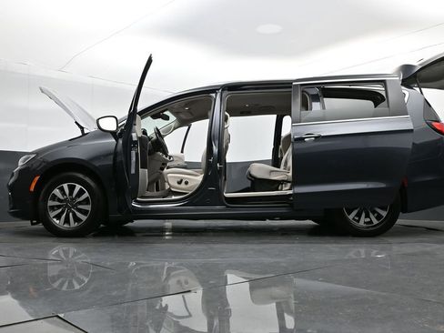 Used 2021 Chrysler Pacifica Touring-L image 31