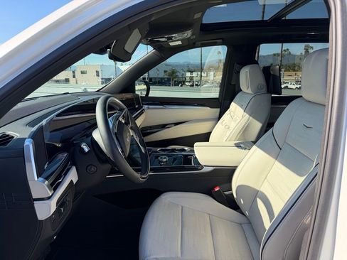 Used 2025 Cadillac Escalade Sport image 5