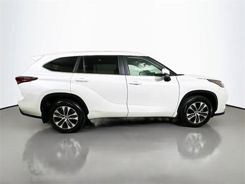 Used 2023 Toyota Highlander XLE image 8