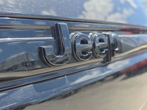 Used 2024 Jeep Grand Cherokee Altitude image 9