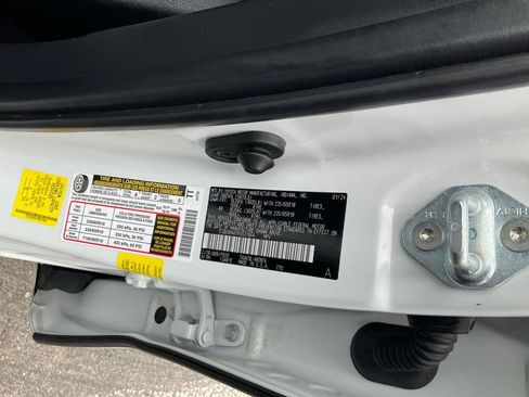 Used 2024 Toyota Highlander LE image 37