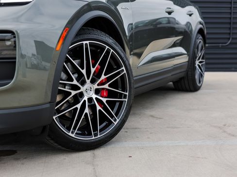 New 2025 Porsche Macan 4S Electric image 12