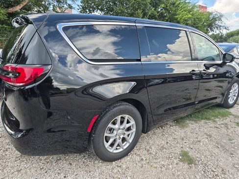 Used 2025 Chrysler Pacifica Select FWD image 3