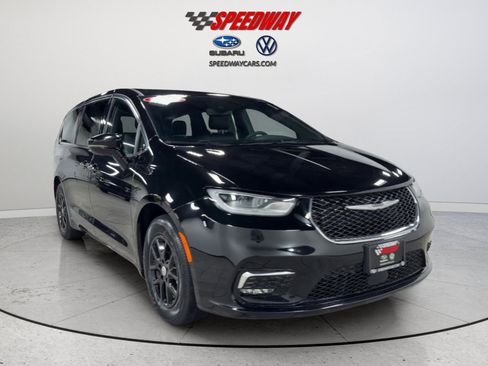 Used 2025 Chrysler Pacifica Select FWD image 2