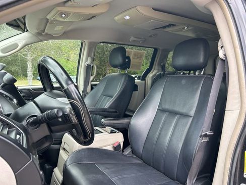 Used 2014 Chrysler Town & Country Touring image 19