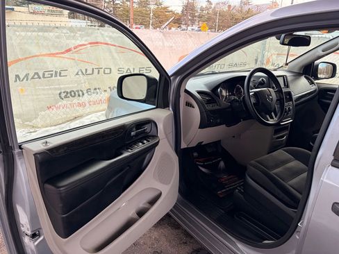 Used 2019 Dodge Grand Caravan SE image 13