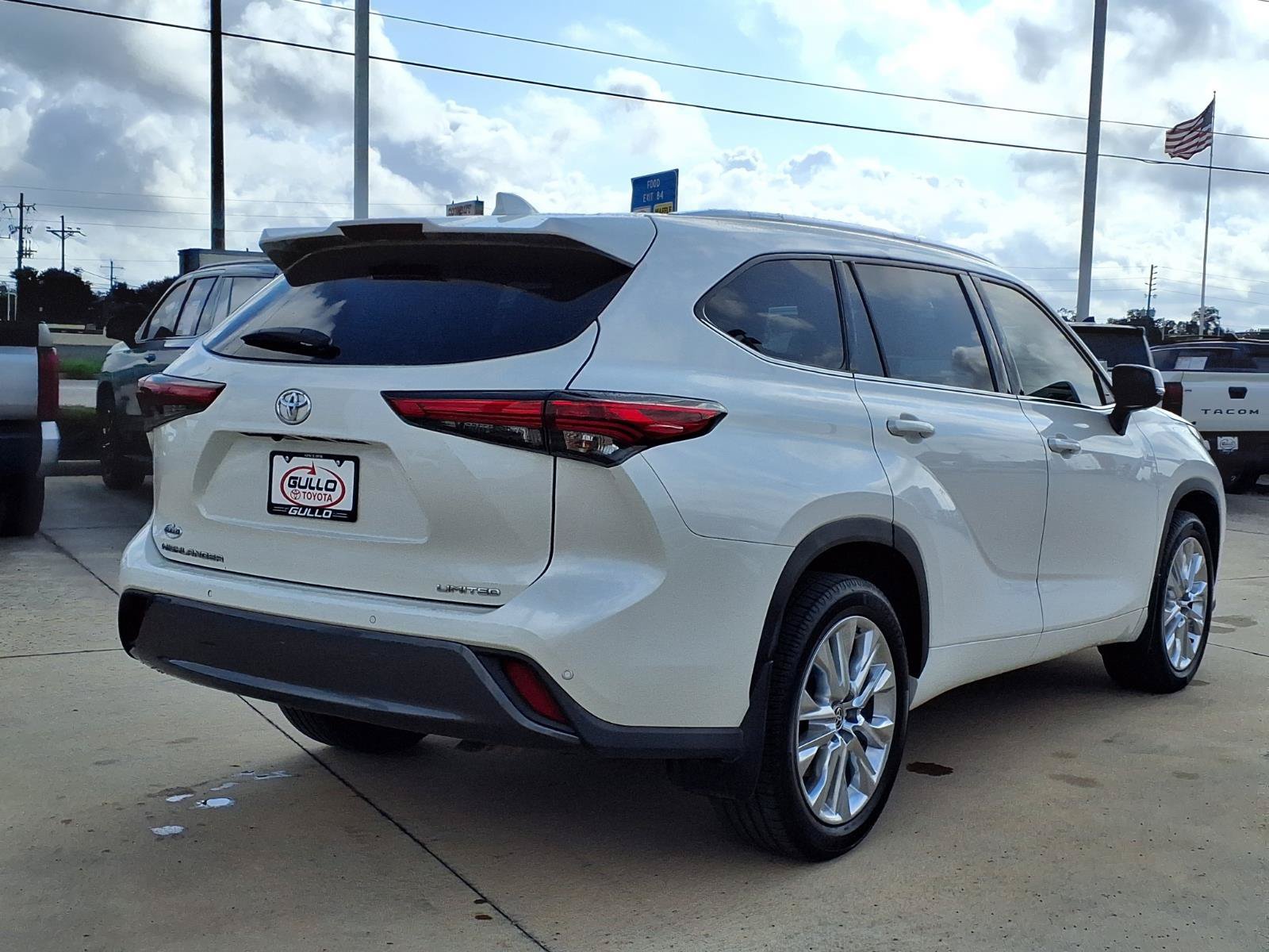 Certified 2021 Toyota Highlander Limited FWD image 6