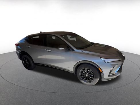 Used 2025 Buick Envista Sport Touring image 2