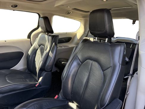 Used 2018 Chrysler Pacifica Limited image 16