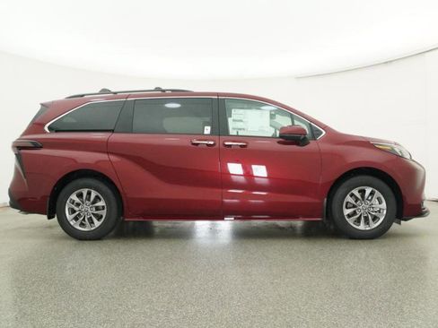 New 2026 Toyota Sienna XLE image 26