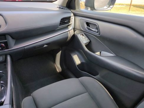 Used 2024 Nissan Rogue S image 17