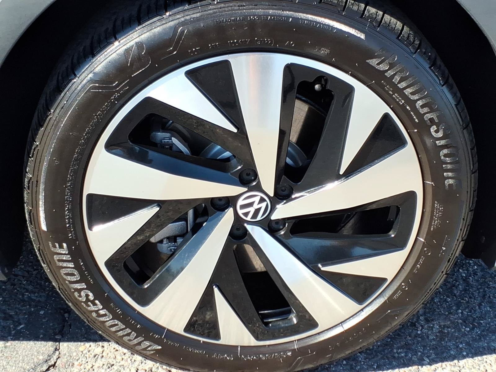 Certified 2022 Volkswagen ID.4 Pro S w/ Gradient Package RWD image 9