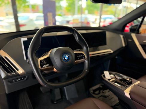 Used 2023 BMW iX xDrive50 w/ Sport Package AWD/4WD image 18