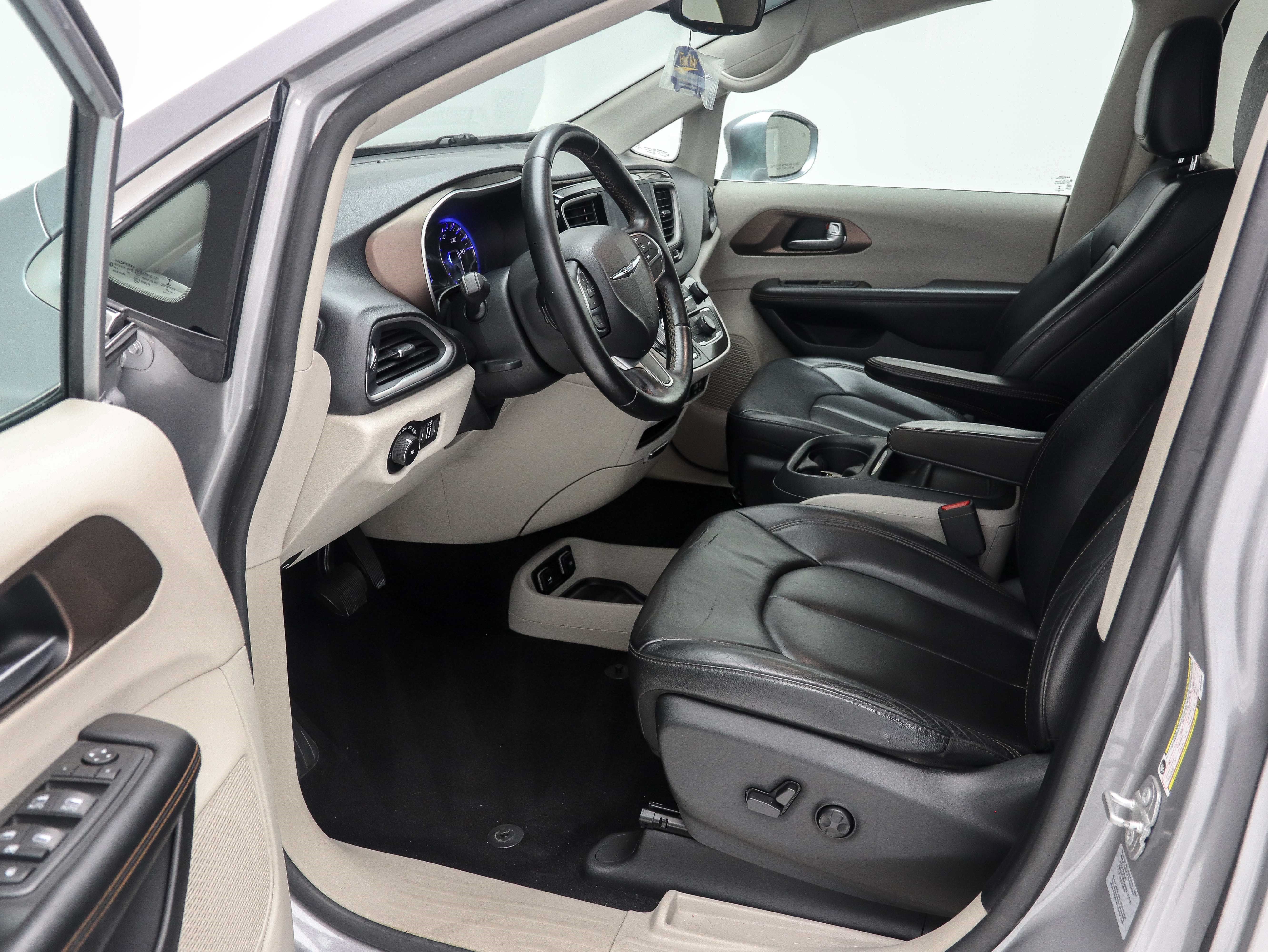 Used 2017 Chrysler Pacifica Touring-L FWD image 20