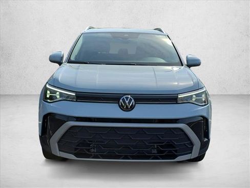Used 2025 Volkswagen Taos SE FWD image 2