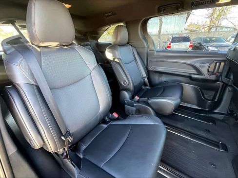 Used 2024 Toyota Sienna XLE Woodland Edition image 20