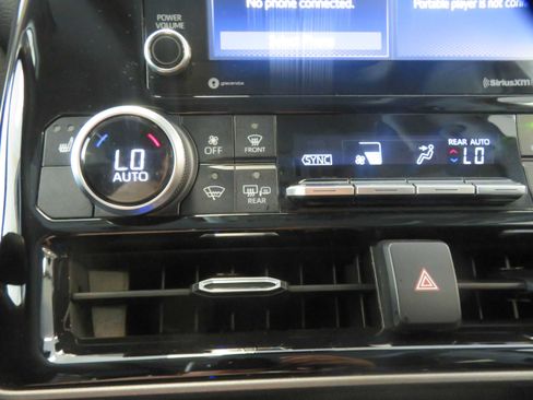 Used 2020 Toyota Highlander XLE FWD image 45