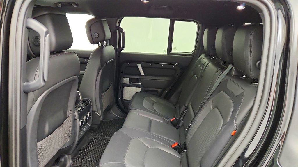Used 2024 Land Rover Defender 130 X-Dynamic SE AWD/4WD image 22