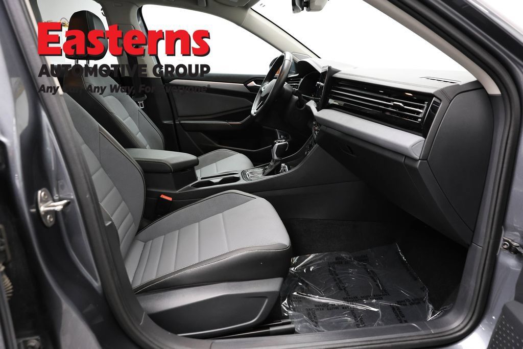 Used 2025 Volkswagen Jetta SE FWD image 23