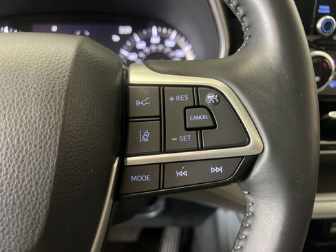 Used 2022 Toyota Highlander XLE AWD/4WD image 36