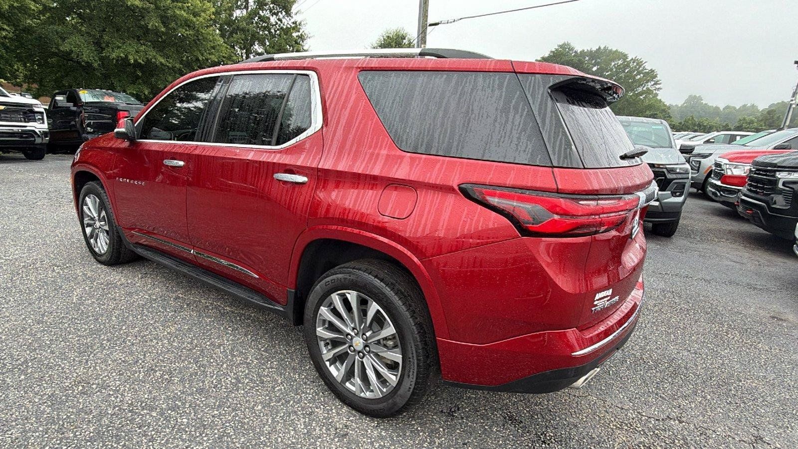 Used 2023 Chevrolet Traverse Premier FWD image 11