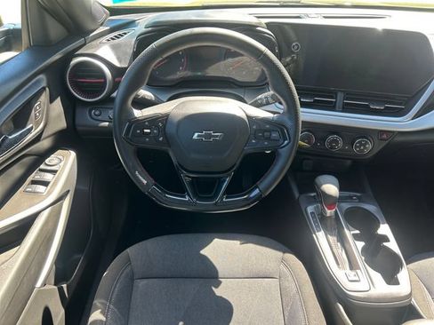 Used 2024 Chevrolet Trax RS w/ Sunroof Package FWD image 17