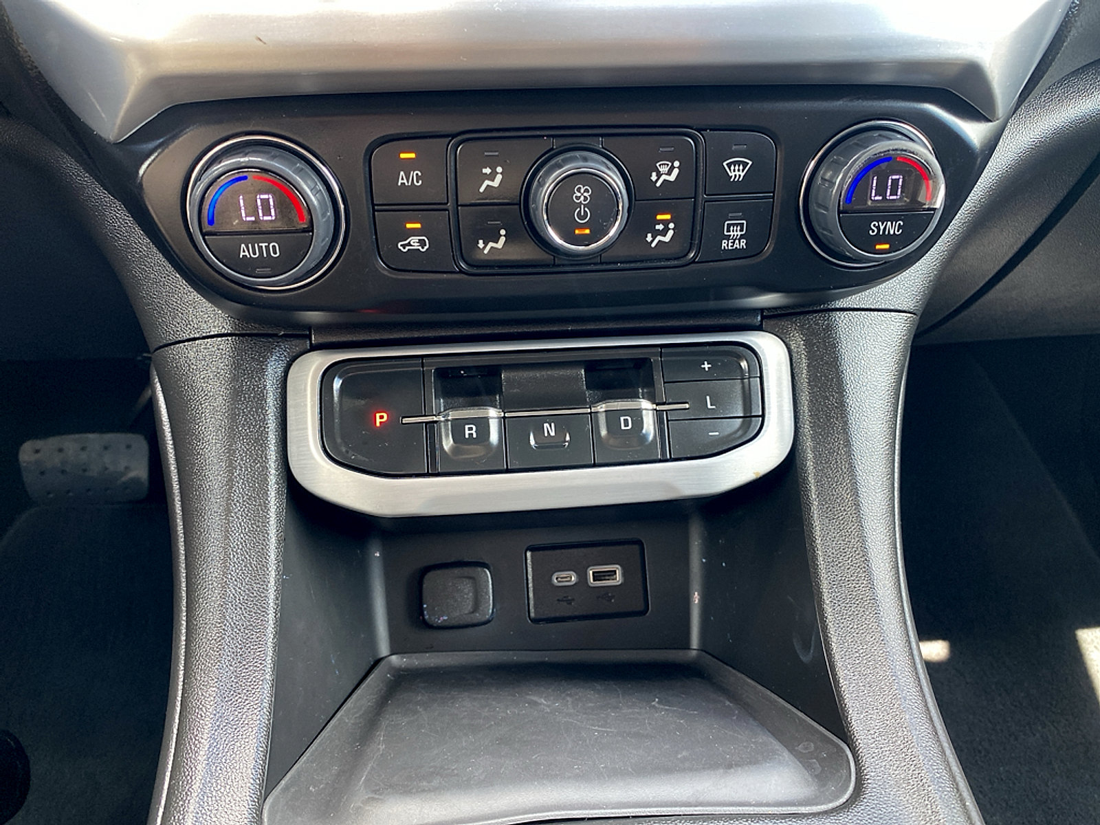 Used 2023 GMC Acadia SLE FWD image 28