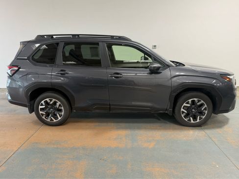 Used 2025 Subaru Forester Premium AWD/4WD image 6