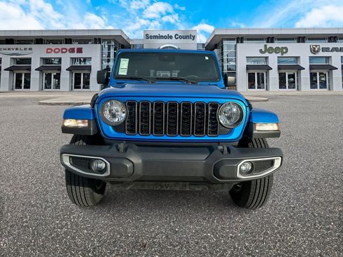 Used 2024 Jeep Gladiator Sport AWD/4WD image 3