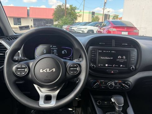 Used 2025 Kia Soul LX w/ LX Technology Package FWD image 32