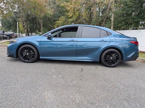 Used 2025 Toyota Camry SE image 6