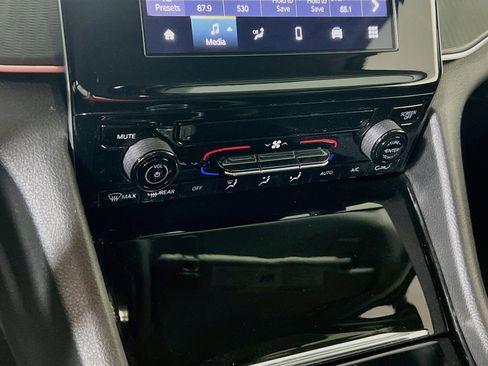 Used 2023 Jeep Grand Cherokee Laredo AWD/4WD image 15