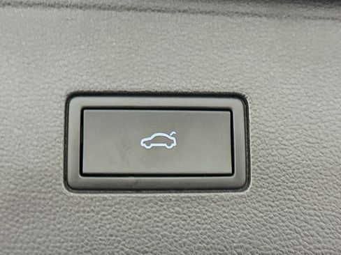 Used 2025 Volkswagen Atlas SE image 32