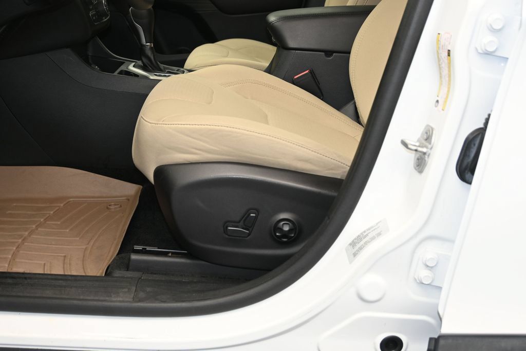 Used 2016 Jeep Cherokee Latitude FWD image 22