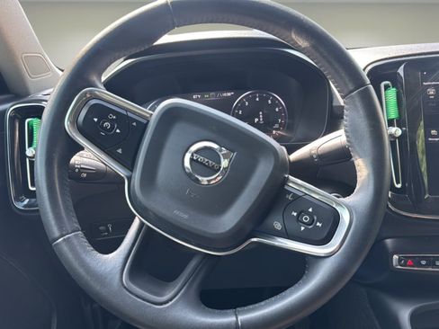 Used 2020 Volvo XC40 T4 Momentum FWD image 12