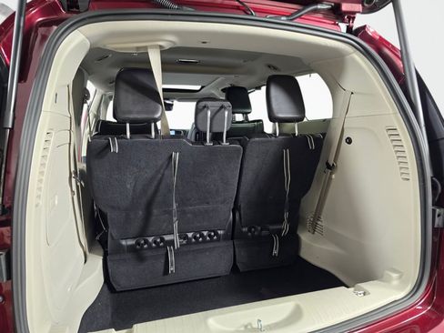 Used 2022 Chrysler Pacifica Limited w/ Uconnect Theater Family Group FWD image 18