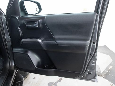 Used 2020 Toyota Tacoma TRD Sport AWD/4WD image 12