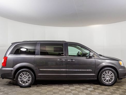 Used 2016 Chrysler Town & Country Touring-L w/ Driver Convenience Group image 17