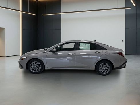 Certified 2024 Hyundai Elantra SEL FWD image 2