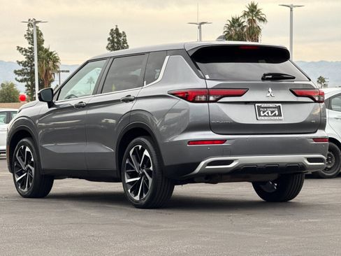 Used 2024 Mitsubishi Outlander SE Black Edition image 5